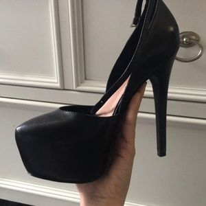 Incredible Steve Madden Deeny Pumps in Black.